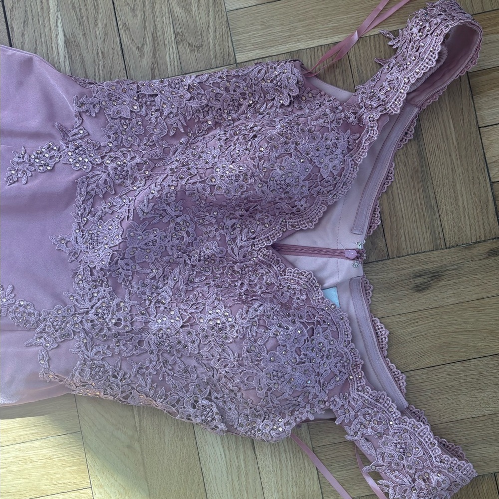 Pink embroidered gown - Picture 2 of 9